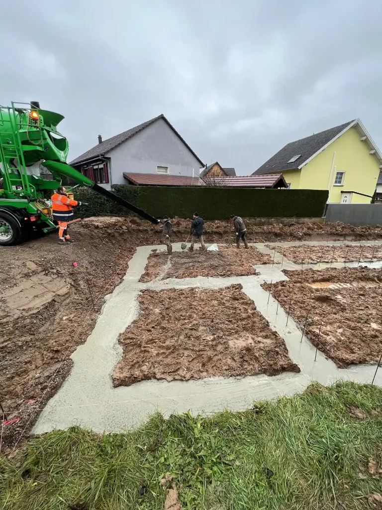 Maison individuelle avec fondations béton, élévation maçonnée et toiture tuiles à Mommenheim.