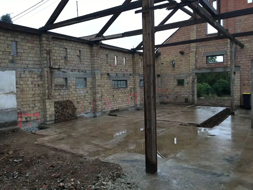 Vue avant/après d’une grange rénovée en deux logements à Furdenheim.