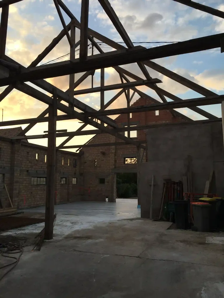 Travaux de réhabilitation de grange avec toiture refaite et façades reprises.