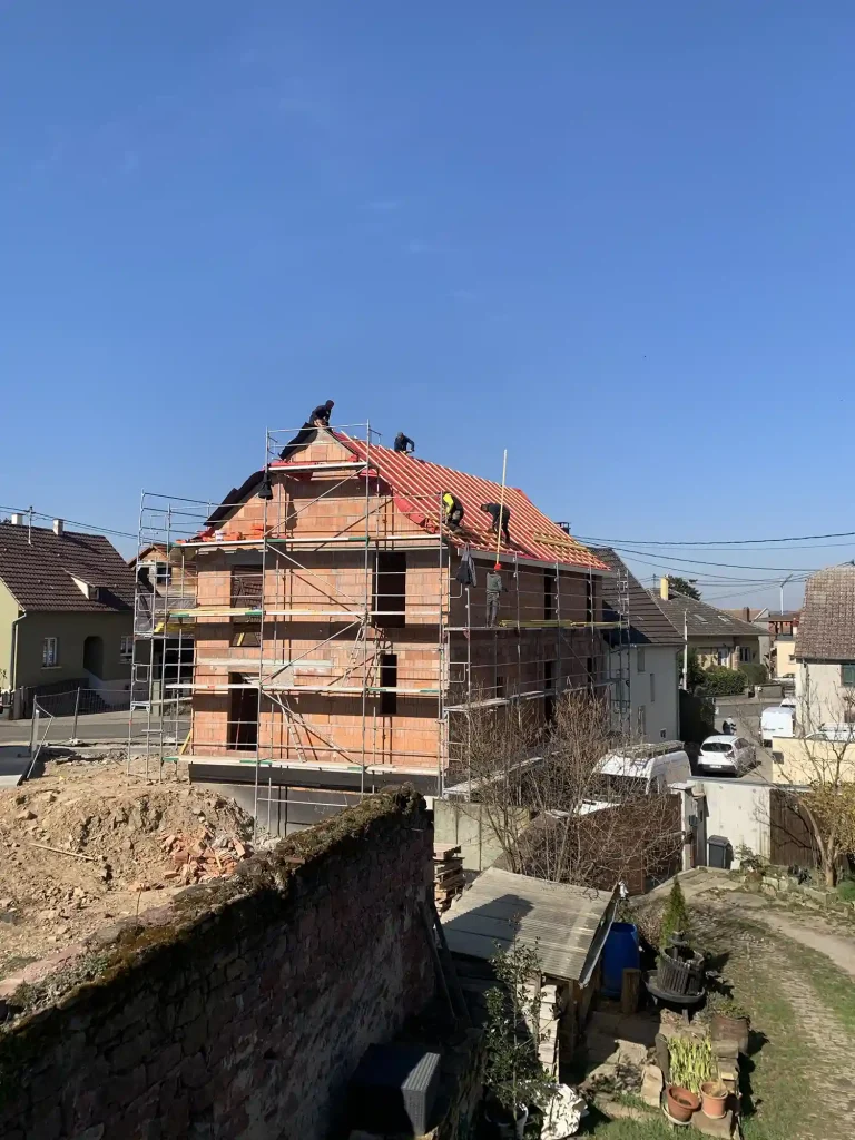 Vue extérieure d’une maison contemporaine réalisée suite à une démolition complète à Furdenheim.