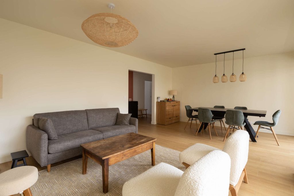 Salon rénové avec parquet, finitions murales soignées et aménagement lumineux à Strasbourg en Alsace.